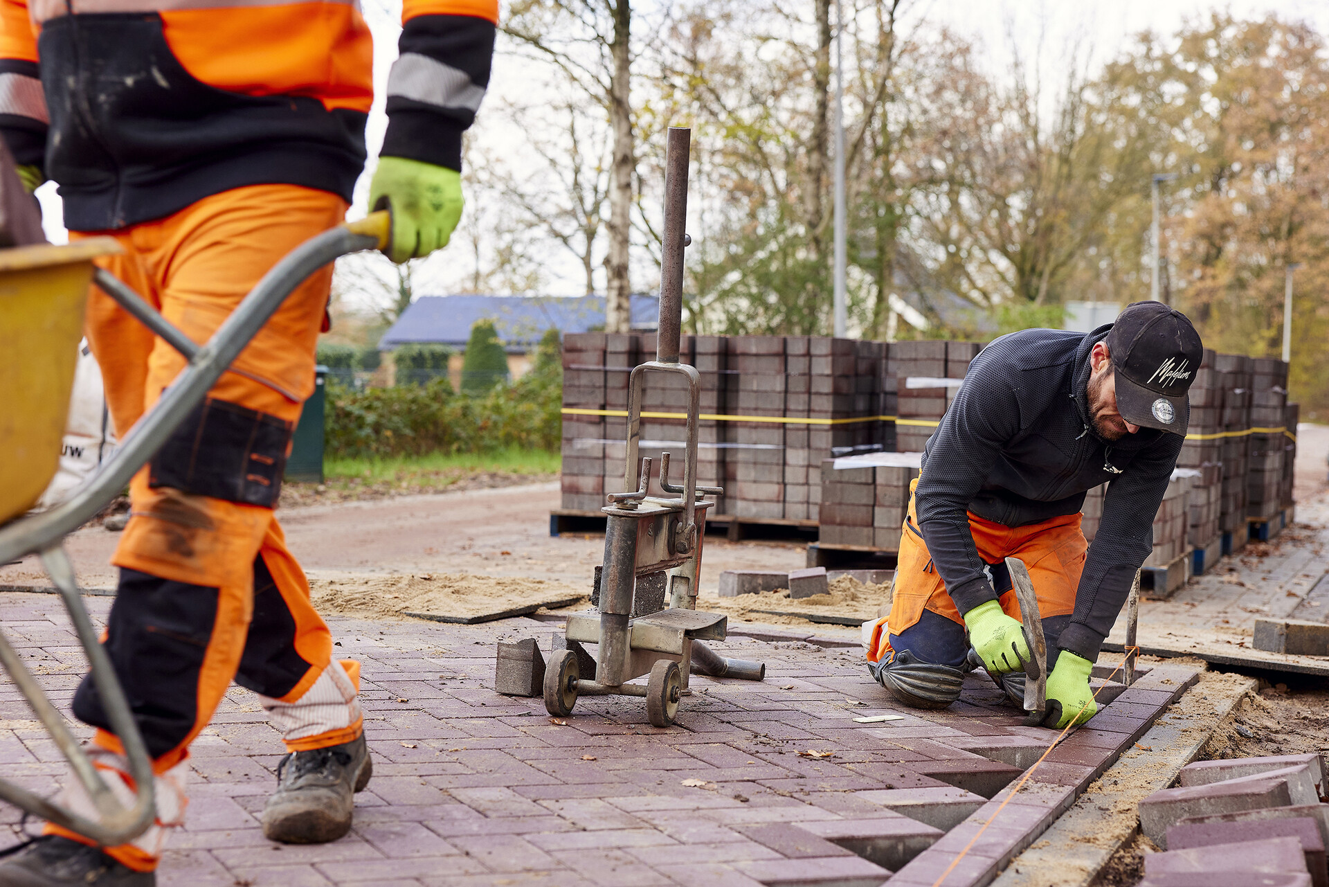 Gedreven door de beste infrastructuur Uw expert in wegenbouw en complete GWW-dienstverlening.