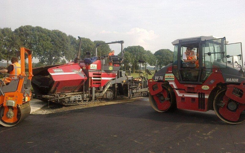 Aanbrengen zuurbestendige asfaltverharding voor voersilo
