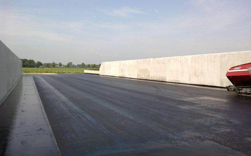 Zuurbestendige asfaltverharding voor een voersilo in Venhorst