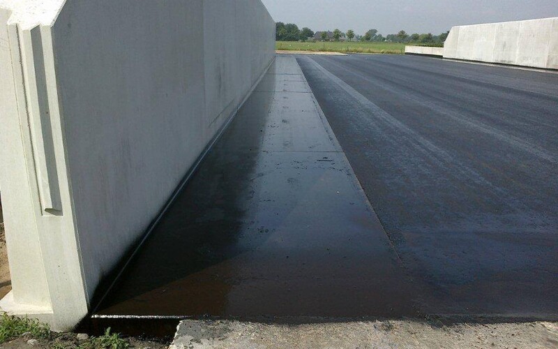 Zuurbestendige asfaltverharding voor een voersilo in Venhorst