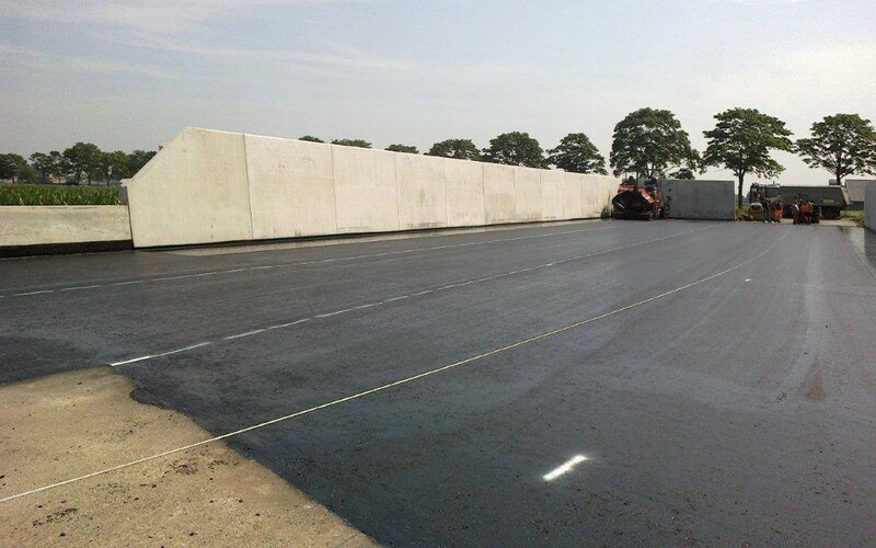 Zuurbestendige asfaltverharding voor een voersilo in Venhorst
