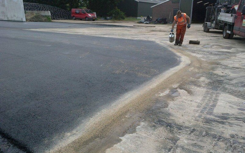 Zuurbestendige asfaltverharding voor een voersilo in Venhorst