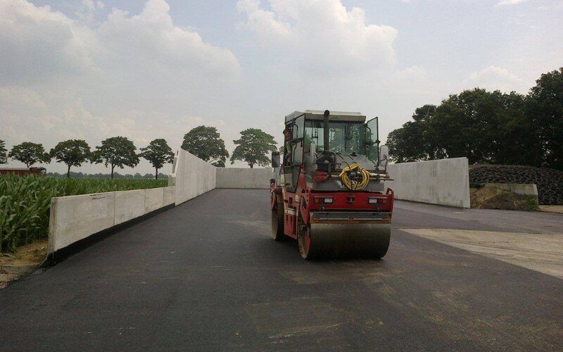 Zuurbestendige asfaltverharding voor een voersilo in Venhorst