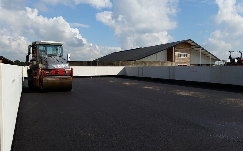 Grashoek asfaltverharding en 2 sleufsilo's