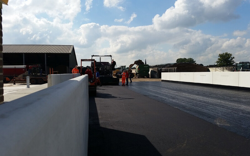 Grashoek asfaltverharding en 2 sleufsilo's
