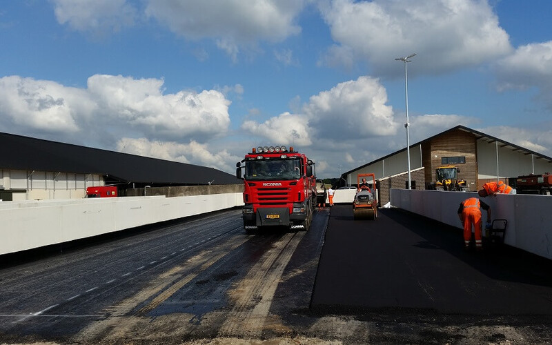 Grashoek asfaltverharding en 2 sleufsilo's