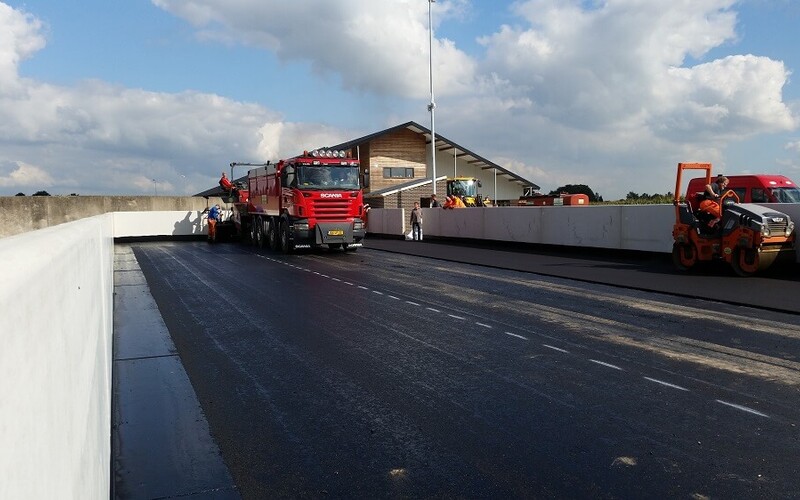 Grashoek asfaltverharding en 2 sleufsilo's