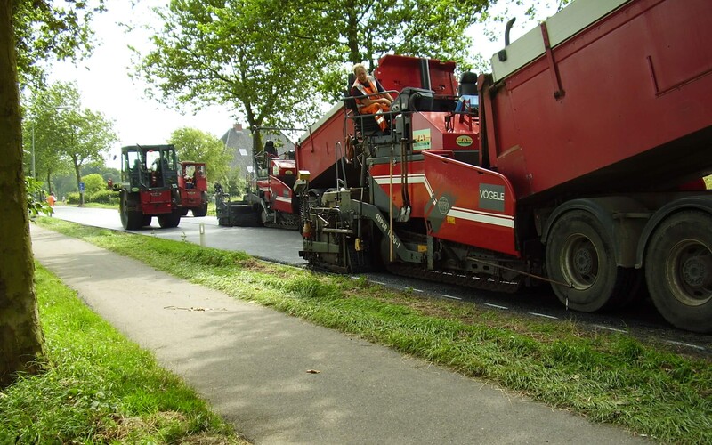 Wegenonderhoud aan de Scharenburg in Druten