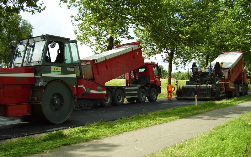 Wegenonderhoud aan de Scharenburg in Druten