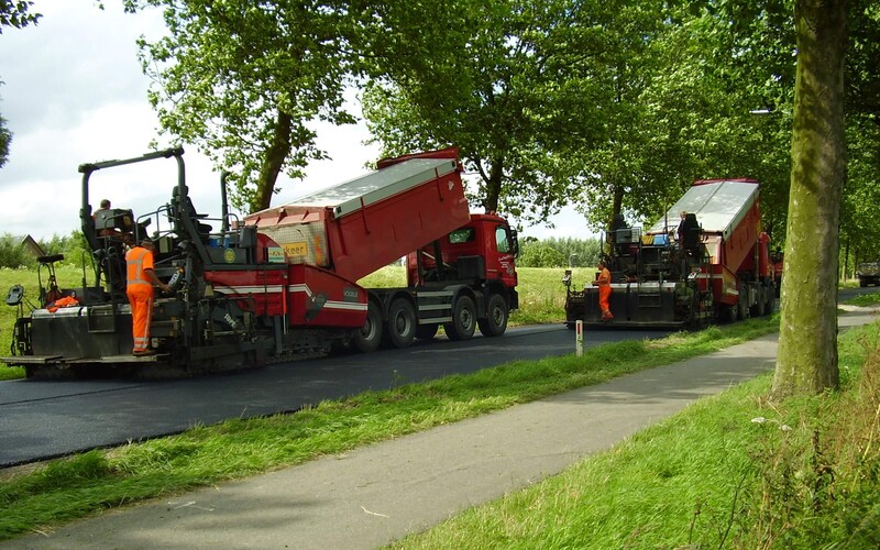 Wegenonderhoud aan de Scharenburg in Druten