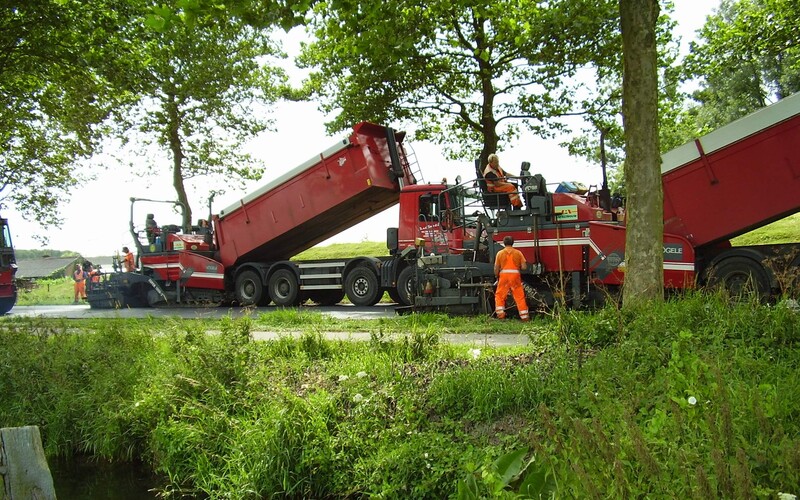Wegenonderhoud aan de Scharenburg in Druten
