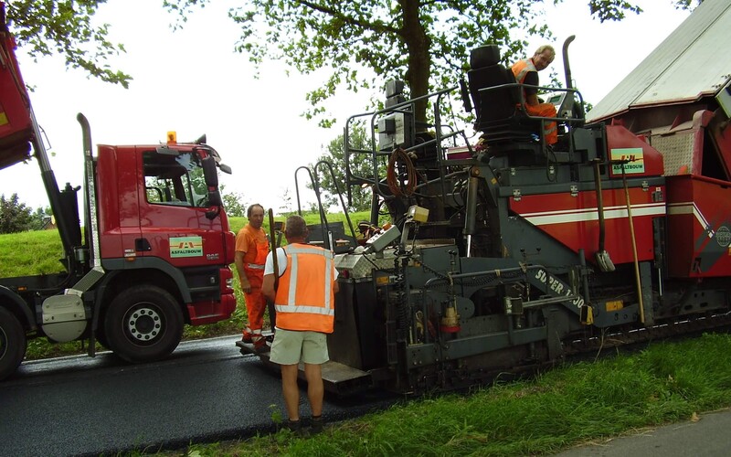 Wegenonderhoud aan de Scharenburg in Druten