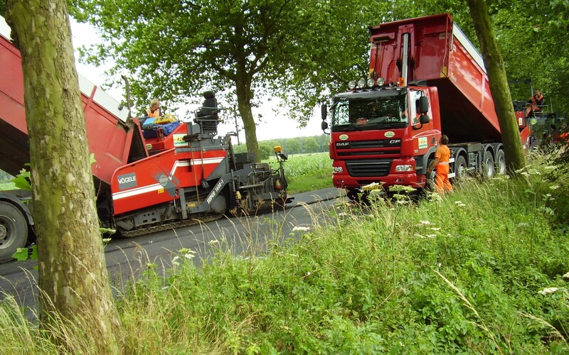 Wegenonderhoud aan de Scharenburg in Druten