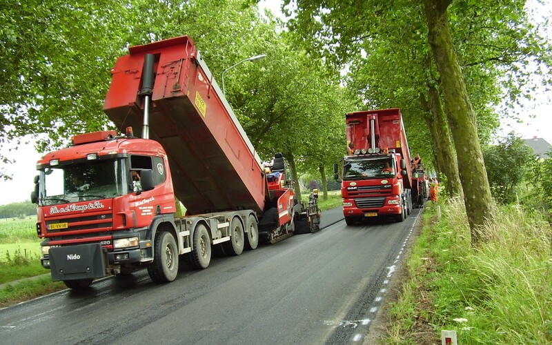 Wegenonderhoud aan de Scharenburg in Druten
