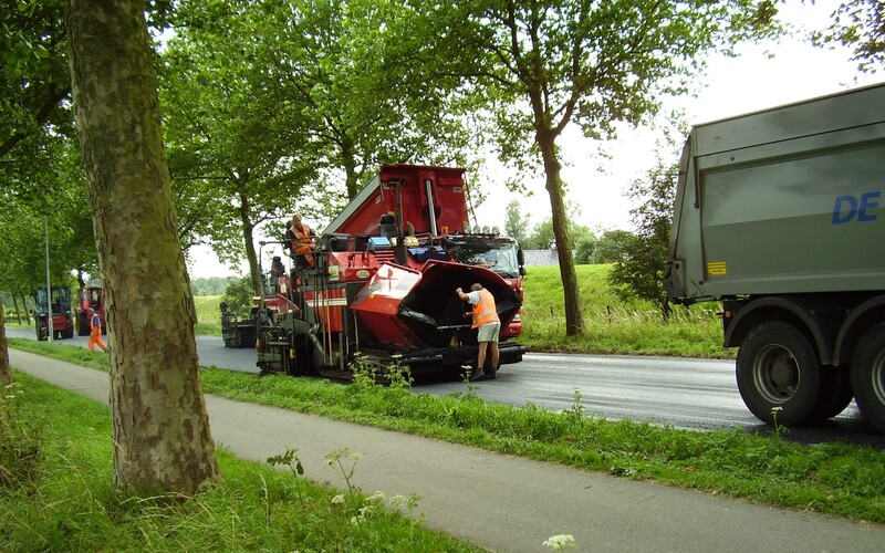 Wegenonderhoud aan de Scharenburg in Druten