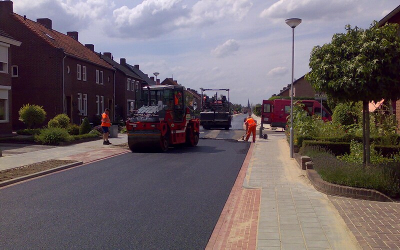 Asfaltverwerking aan de Industriestraat in Reuver