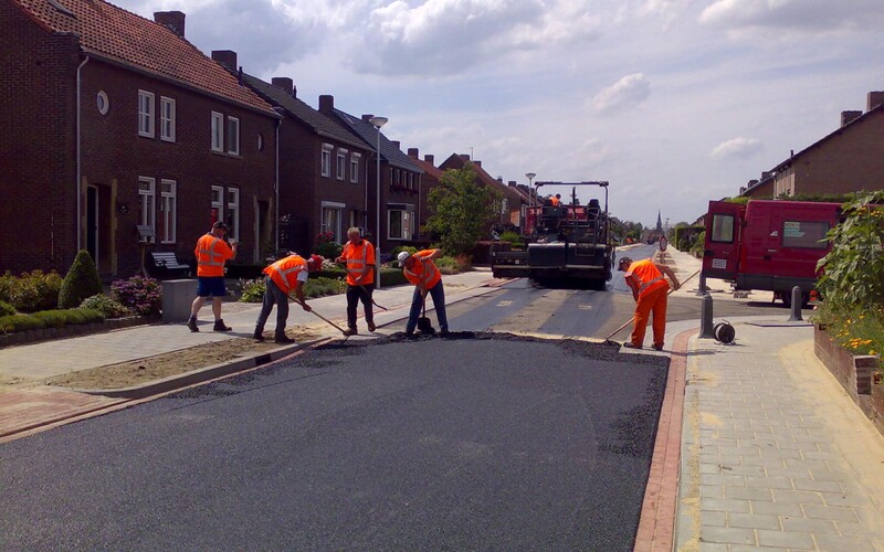 Asfaltverwerking aan de Industriestraat in Reuver