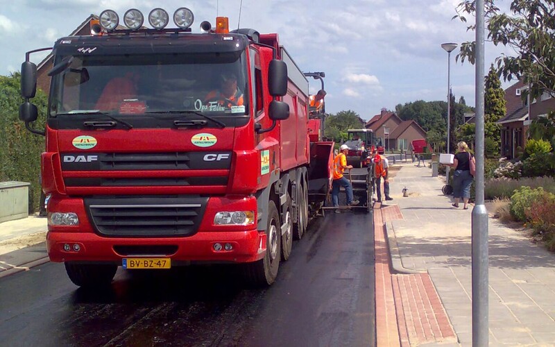 Asfaltverwerking aan de Industriestraat in Reuver