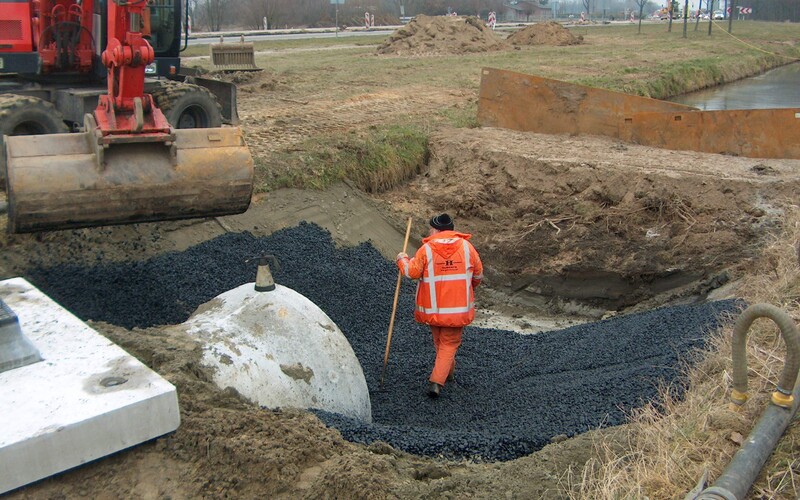 Asfalteren van een rotonde in Overlangel (Oss)