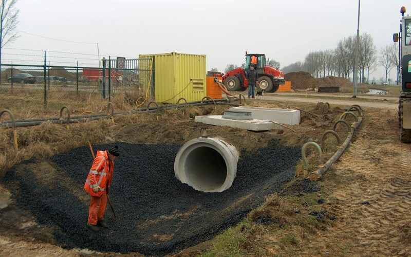 Asfalteren van een rotonde in Overlangel (Oss)