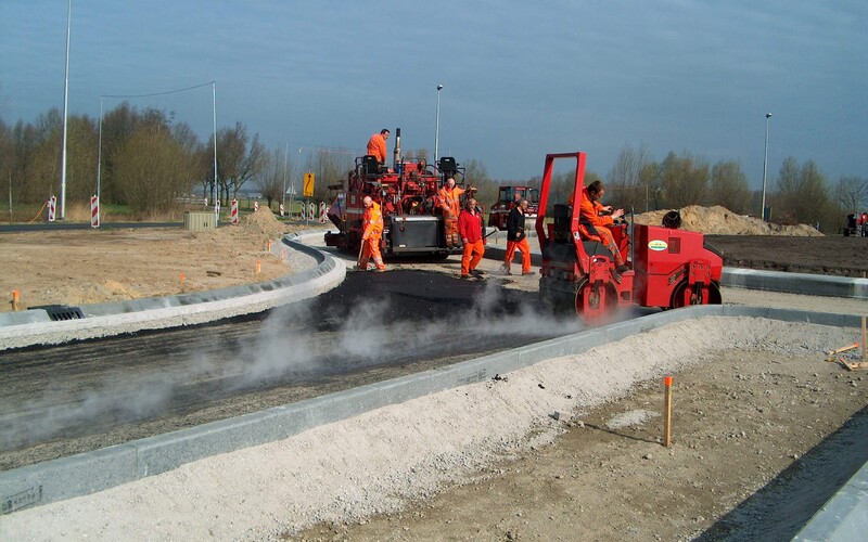 Asfalteren van een rotonde in Overlangel (Oss)