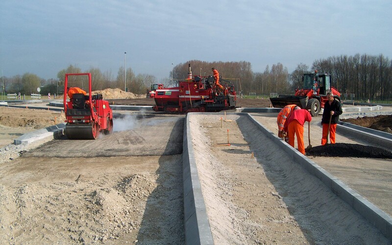 Asfalteren van een rotonde in Overlangel (Oss)