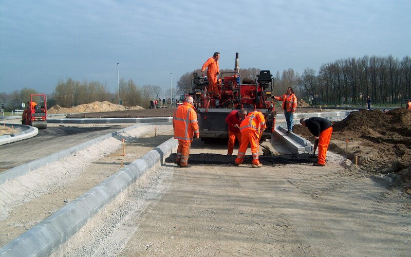 Asfalteren van een rotonde in Overlangel (Oss)