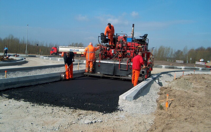 Asfalteren van een rotonde in Overlangel (Oss)