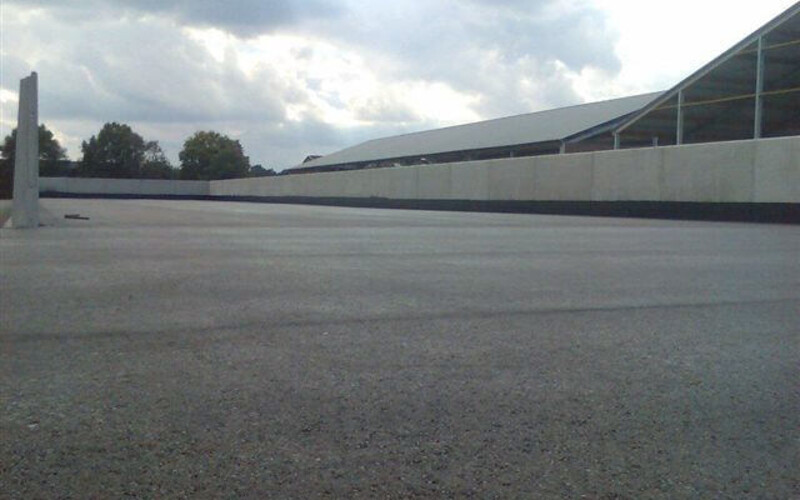 Aanbrengen deklaag in voersilo in Neer