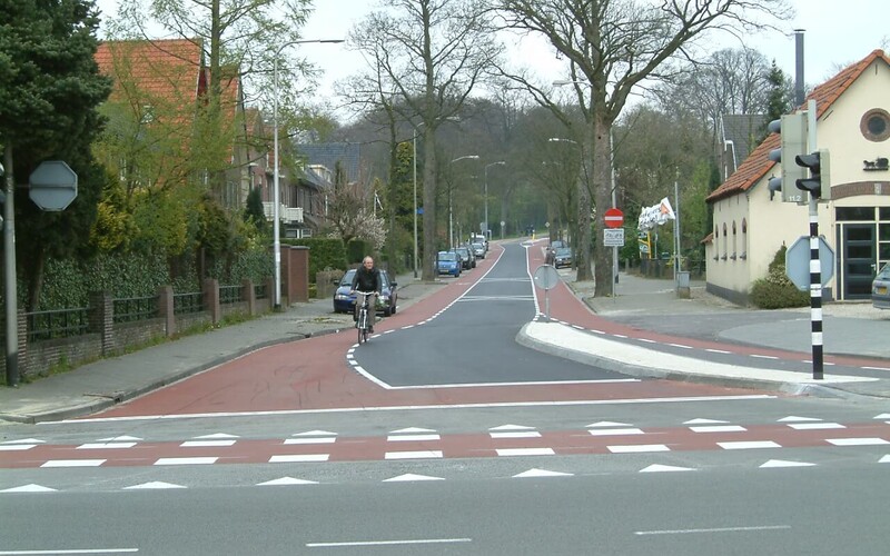 Aanleg van fietssuggestiestroken en rijbaan aan de Postweg in Ni